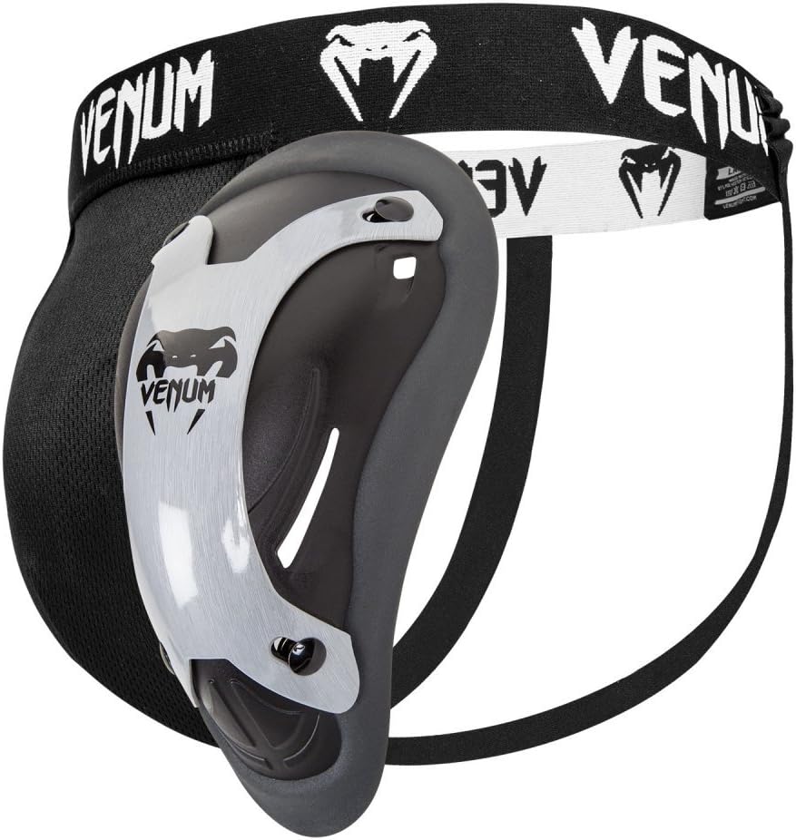 Installing Venum conchiglia boxe sintetico protezione inguine adulti on a wooden desk