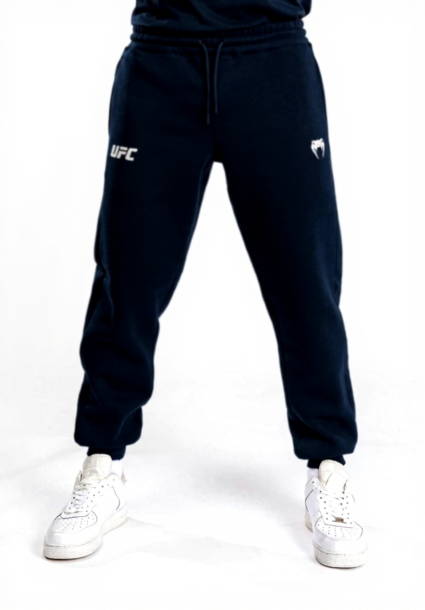 Uomo che indossa pantaloni Venum Fight Week in palestra